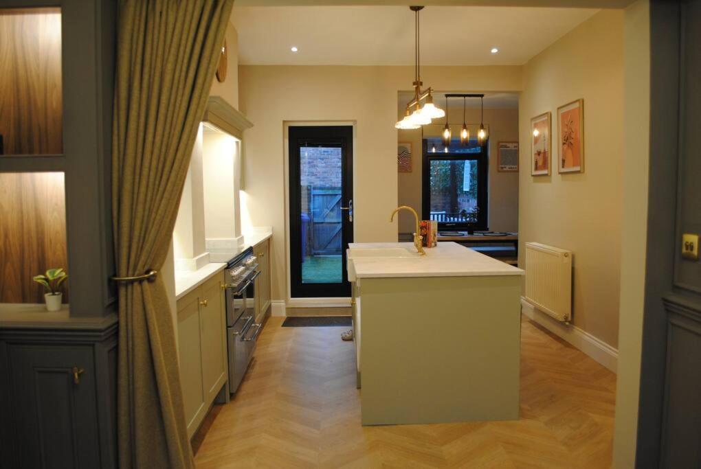 Вилла Cosy Renovated House In Warrington Экстерьер фото
